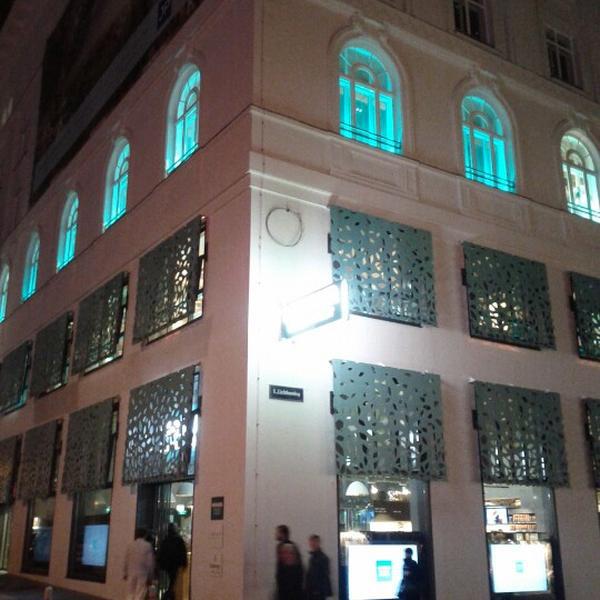 Photo taken at MERKUR Hoher Markt by gökalp on 10/22/2012