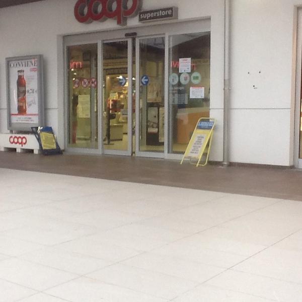 Photo taken at Coop by Fionnulo B. on 11/2/2013-意大利利古里亚瓦多利古雷栈桥商业公园 Photo taken at Coop by Fionnulo B. on 11/2/2013