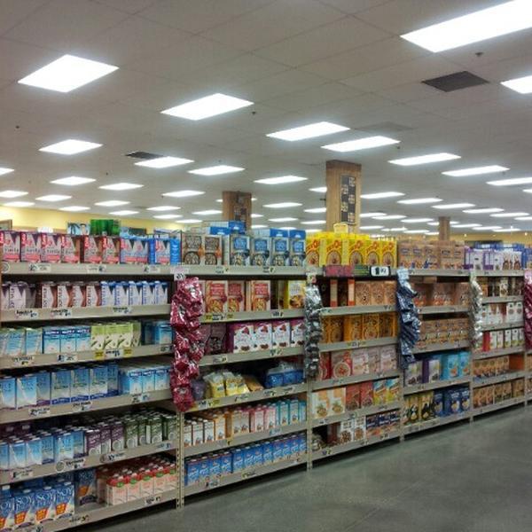 Photo taken at Trader Joe's by Ron T. on 2/28/2013-加尼福尼亚 圣安娜布里斯托尔街3329(西麦克阿瑟大道) Photo taken at Trader Joe's by Ron T. on 2/28/2013