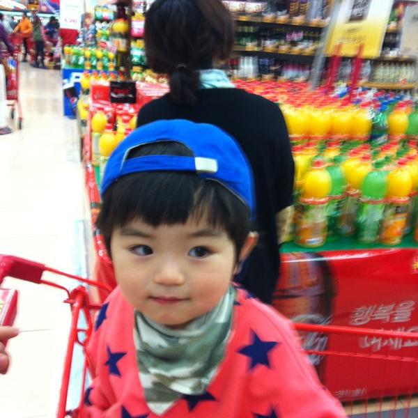 Photo taken at 롯데마트 (LOTTE Mart) by JEEN L. on 3/10/2013
