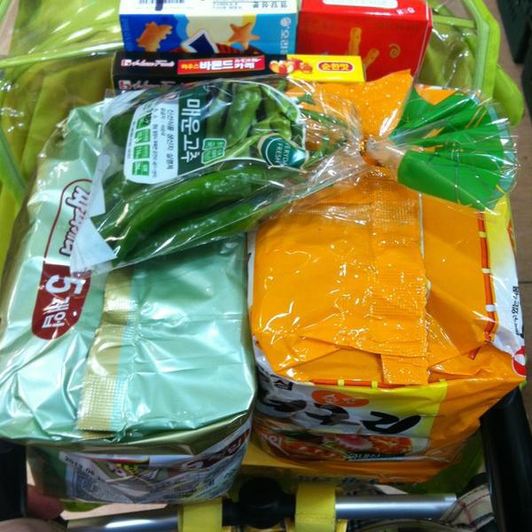 Photo taken at 롯데마트 (LOTTE Mart) by JEEN L. on 2/18/2013