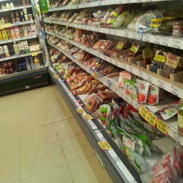 Photo taken at 홈플러스익스프레스(Home plus express) by 부끄 on 9/3/2012