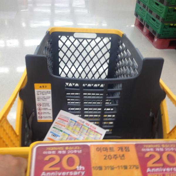 Photo taken at 이마트 (emart) by Jihun J. on 11/22/2013-全罗北道全州市完山区中央洞96-1易买得超市 Photo taken at 이마트 (emart) by Jihun J. on 11/22/2013