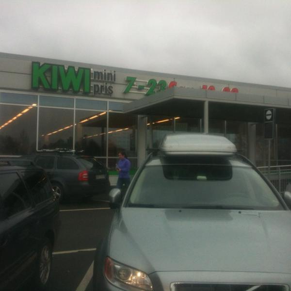 Photo taken at Kiwi by Ivar H. on 4/27/2012