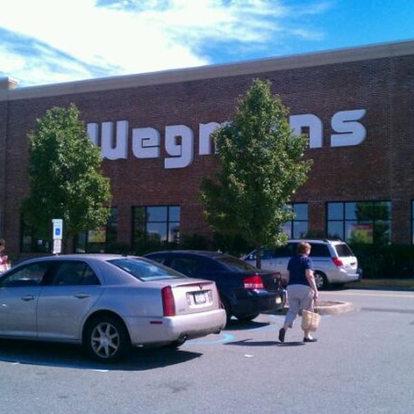 Photo taken at Wegmans by Rey R. on 8/29/2011-美国新泽西州伍德布里奇木桥中心15 Photo taken at Wegmans by Rey R. on 8/29/2011