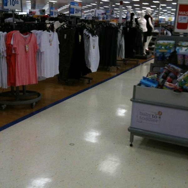 Photo taken at Big W by Missxstatic on 2/11/2012-新南威尔士州杰斯蒙斯托克兰商城 Photo taken at Big W by Missxstatic on 2/11/2012