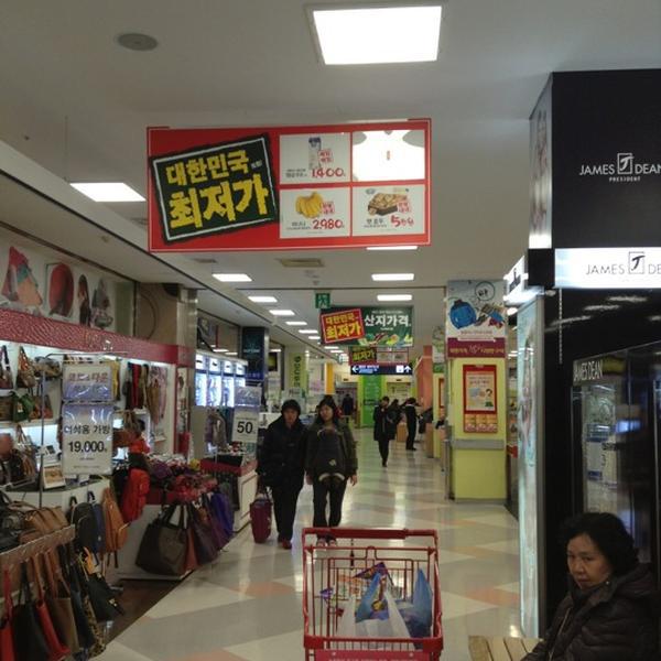 Photo taken at 홈플러스 (Home plus) by Edward R. on 11/28/2012-首尔东大门区千户大路133号 (龙头洞,Homeplus东大门店) Photo taken at 홈플러스 (Home plus) by Edward R. on 11/28/2012