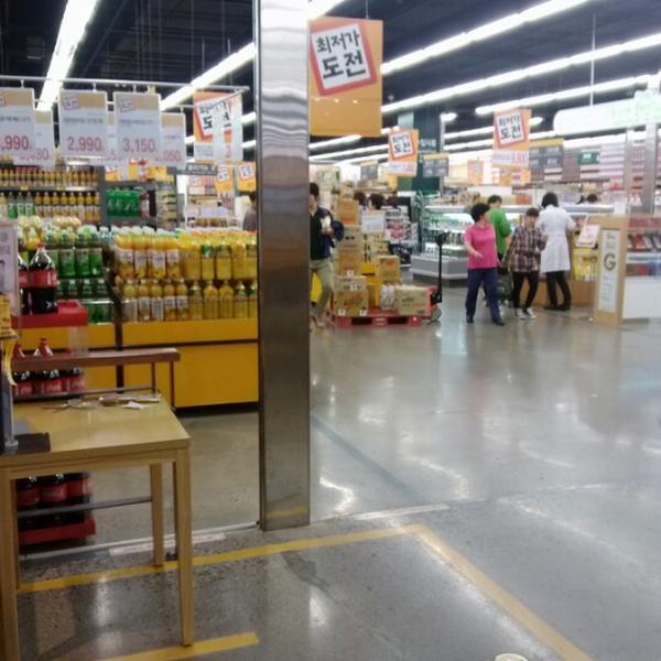 Photo taken at 이마트 / E-Mart by 은진 주. on 10/3/2012-大田市东区1689易买得超市 Photo taken at 이마트 / E-Mart by 은진 주. on 10/3/2012