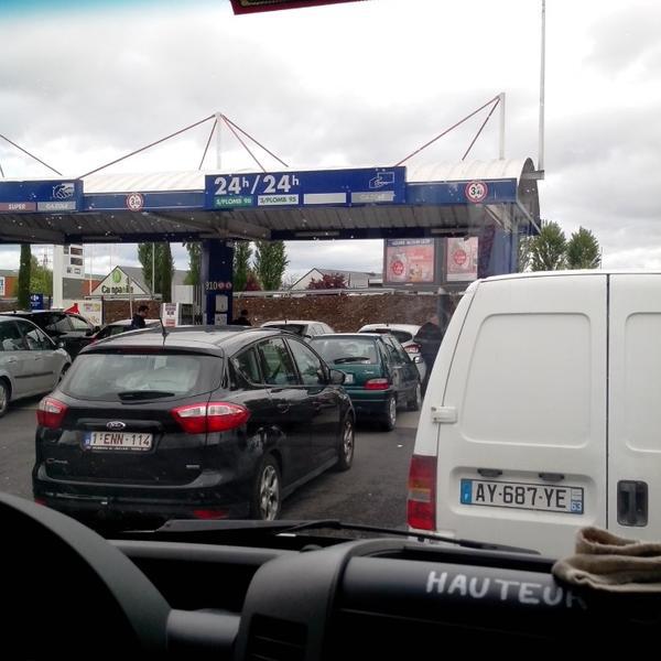 Photo taken at Carrefour by Ronnie J B. on 4/27/2014