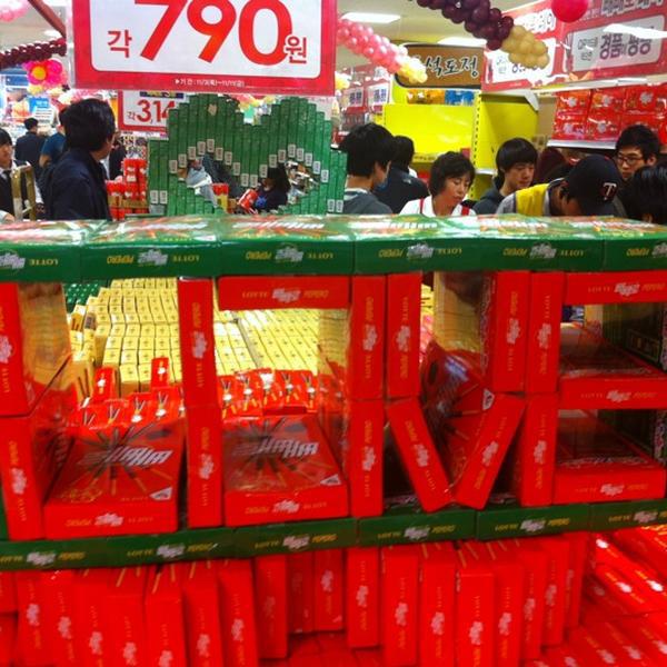 Photo taken at 홈플러스 (Home plus) by Jung Phil P. on 11/10/2011-大邱市东区东村路127号(东村店) Photo taken at 홈플러스 (Home plus) by Jung Phil P. on 11/10/2011