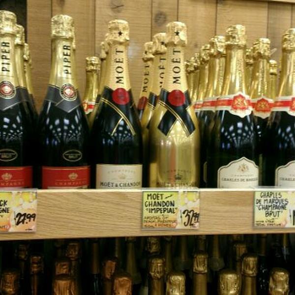 Photo taken at Trader Joe's by Mary T. on 5/21/2012-加尼福尼亚 兰乔帕洛斯第斯西部大道28901(在加尼福尼亚和印地安那街道间) Photo taken at Trader Joe's by Mary T. on 5/21/2012