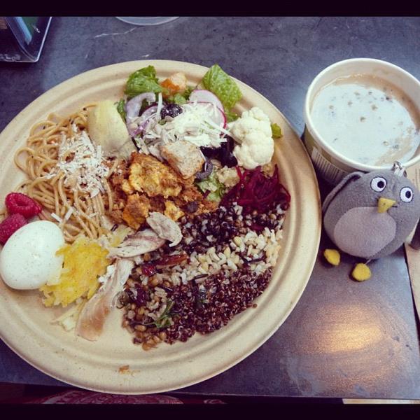 Photo taken at Whole Foods Market by aki on 11/2/2012-加尼福尼亚圣莫尼卡威尔希尔大道500(在第5街) Photo taken at Whole Foods Market by aki on 11/2/2012