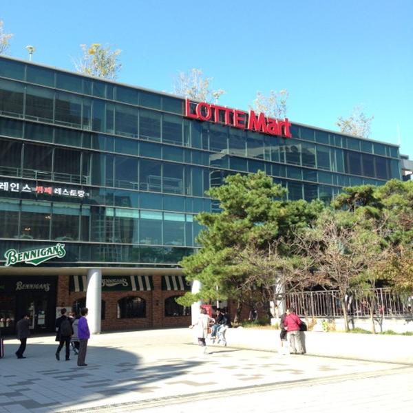 Photo taken at 롯데마트 (LOTTE Mart) by Happyone B. on 11/2/2012