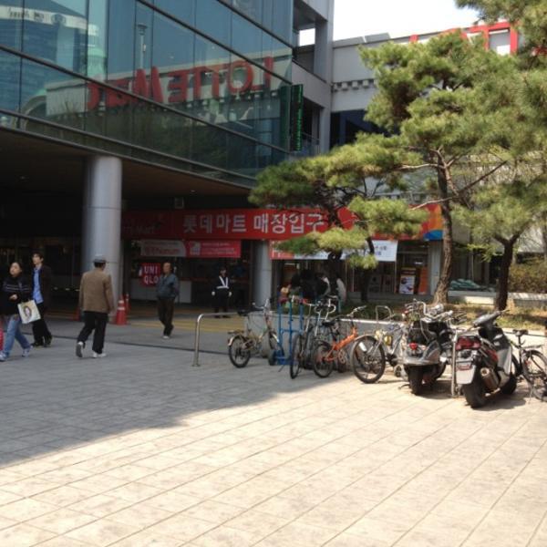 Photo taken at 롯데마트 (LOTTE Mart) by 素子 石. on 4/16/2012
