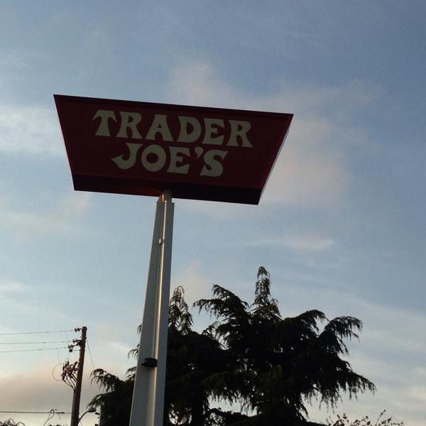 Photo taken at Trader Joe's by Beth Ann G. on 7/3/2013-加尼福尼亚 奥克兰大学大道5727(在橡树林大道) Photo taken at Trader Joe's by Beth Ann G. on 7/3/2013