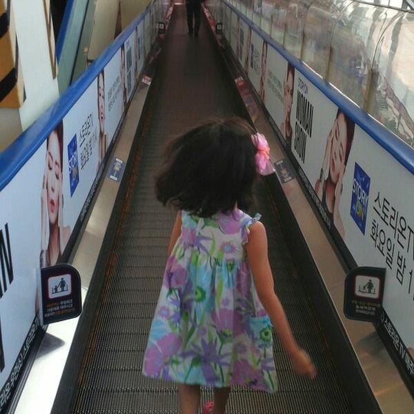 Photo taken at 롯데마트 (LOTTE Mart) by Youn Soo H. on 8/28/2013