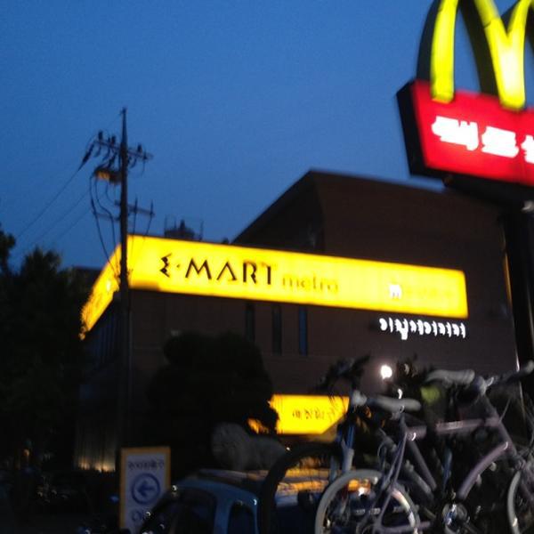Photo taken at 이마트 / E-Mart by Mark D. on 6/6/2012-首尔特别市阳川区新月59号易买得超市 Photo taken at 이마트 / E-Mart by Mark D. on 6/6/2012