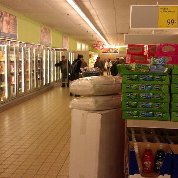 Photo taken at Aldi by Jon M. on 10/21/2011-伊利诺60647 芝加哥 密尔沃基大道北(莱维特街及万巴尼撒大道之间)1767号 Photo taken at Aldi by Jon M. on 10/21/2011