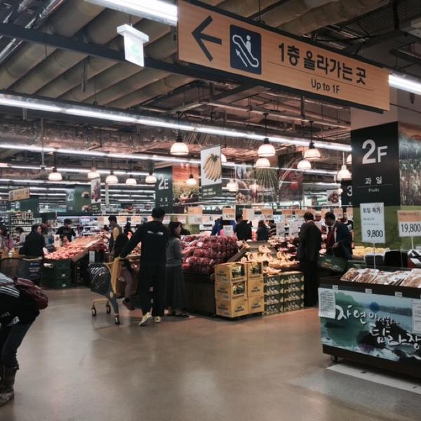 Photo taken at 이마트 (E-Mart) by yoshi-huh.0419 on 10/12/2014-济州市塔洞38易买得超市 Photo taken at 이마트 (E-Mart) by yoshi-huh.0419 on 10/12/2014