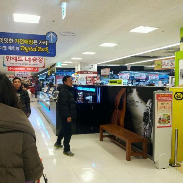 Photo taken at 롯데마트 (LOTTE Mart) by 승훈 이. on 1/15/2012