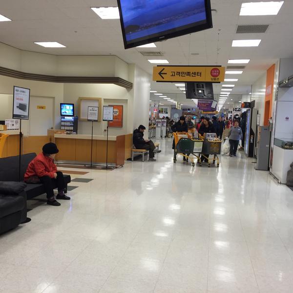 Photo taken at 이마트 (E-Mart) by Kim J. on 1/16/2015-济州西归浦市9209易买得超市 Photo taken at 이마트 (E-Mart) by Kim J. on 1/16/2015