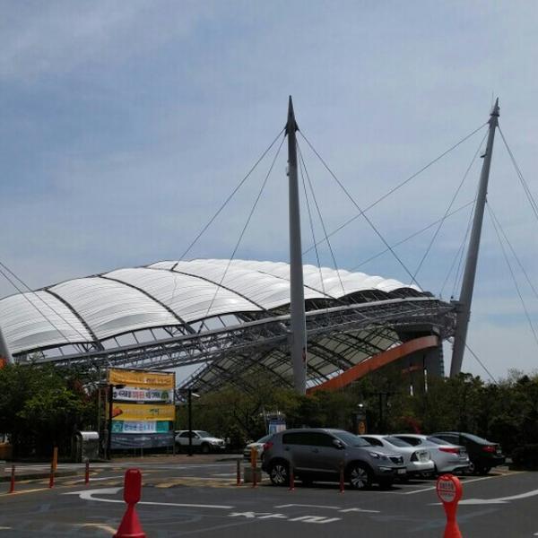 Photo taken at 이마트 (E-Mart) by 구철 권. on 4/23/2015-济州西归浦市9209易买得超市 Photo taken at 이마트 (E-Mart) by 구철 권. on 4/23/2015