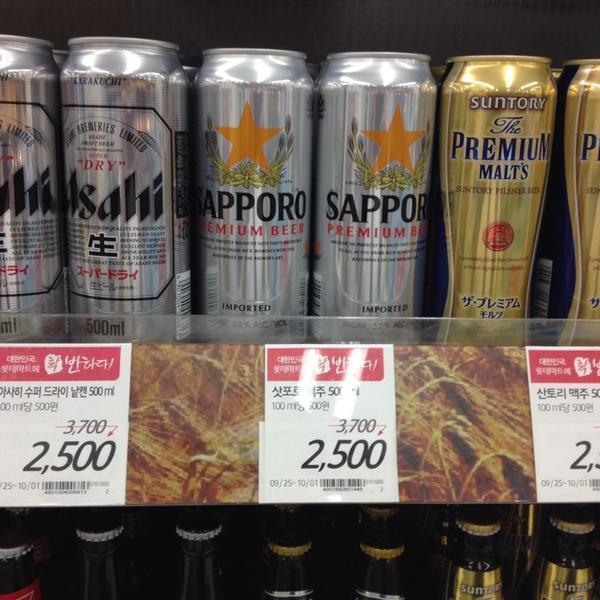 Photo taken at 롯데마트 (LOTTE Mart) by Kenji S. on 9/27/2014