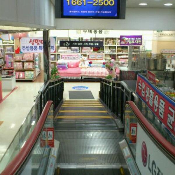 Photo taken at 롯데마트 (LOTTE Mart) by tazo k. on 1/24/2012