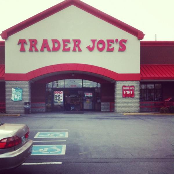 Photo taken at Trader Joe's by Lauren E. on 3/12/2012-田纳西州纳什维尔市希尔斯伯勒帕克路3909(在阿伯特马丁路和理查德琼斯路之间) Photo taken at Trader Joe's by Lauren E. on 3/12/2012