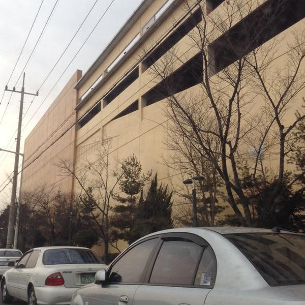 Photo taken at 롯데마트 (LOTTE Mart) by Mun-yeop N. on 1/25/2014