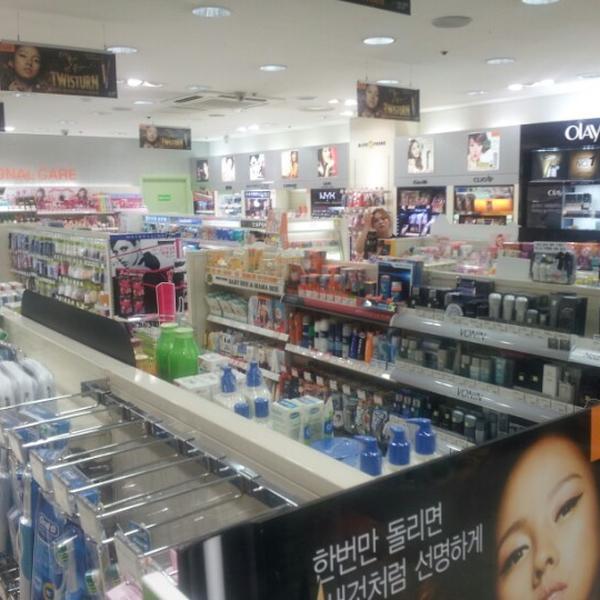 Photo taken at 올리브영 (OLIVE YOUNG) by Yongseok G. on 9/10/2012