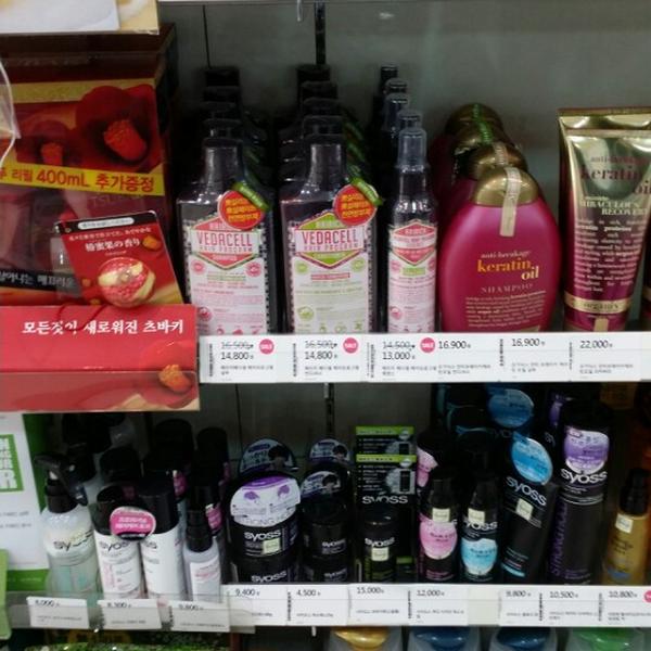 Photo taken at 올리브영 (OLIVE YOUNG) by 성욱 이. on 2/8/2014