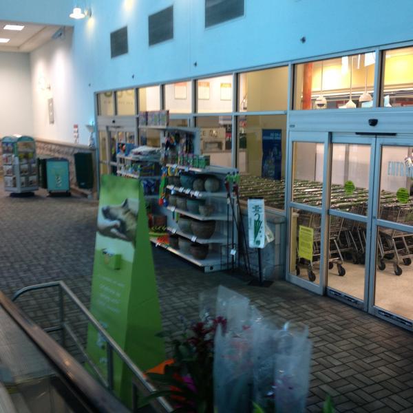 Photo taken at Publix by Ian T. on 5/8/2013-美国佛罗里达州劳德代尔堡安德鲁斯大道南601 Photo taken at Publix by Ian T. on 5/8/2013