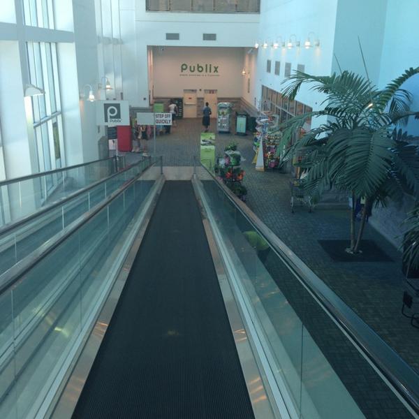 Photo taken at Publix by Shawn B. on 5/18/2013-美国佛罗里达州劳德代尔堡安德鲁斯大道南601 Photo taken at Publix by Shawn B. on 5/18/2013