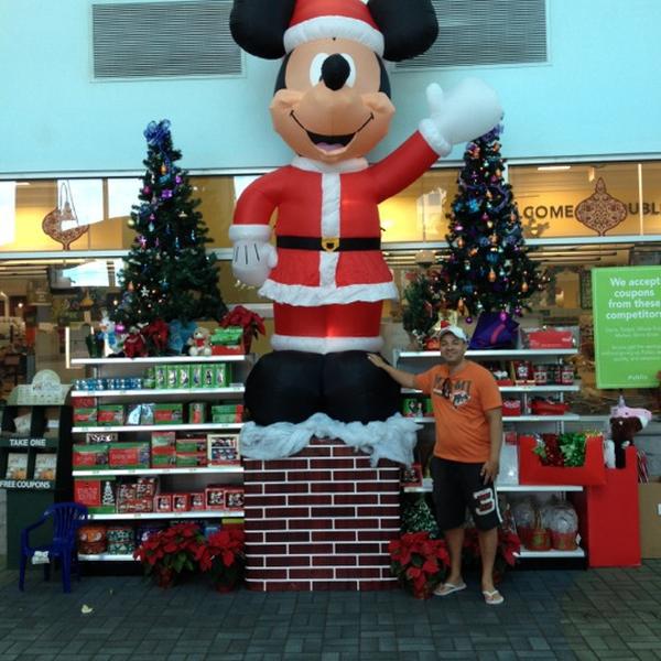 Photo taken at Publix by Anthony B. on 12/6/2012-美国佛罗里达州劳德代尔堡安德鲁斯大道南601 Photo taken at Publix by Anthony B. on 12/6/2012