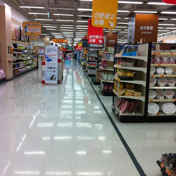 Photo taken at 이마트 (E-mart) by Yaqoub A. on 3/2/2012