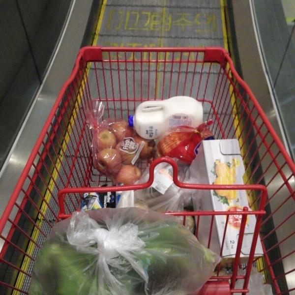 Photo taken at 롯데마트 (LOTTE Mart) by momo on 4/11/2015