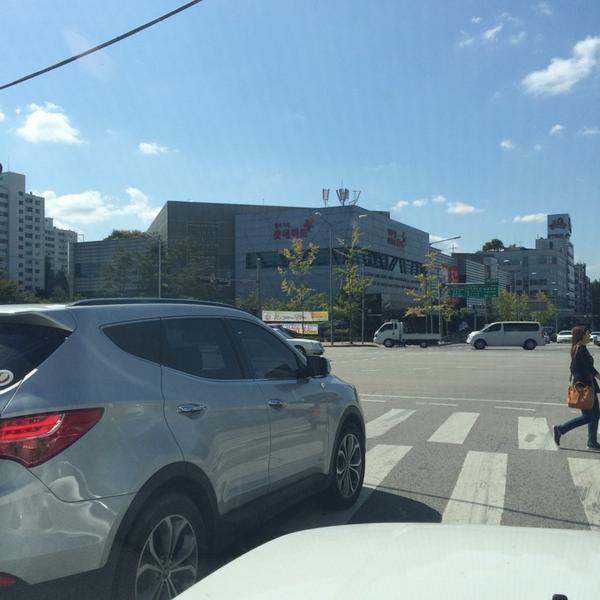 Photo taken at 롯데마트 (LOTTE Mart) by gemma k. on 10/4/2014