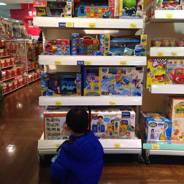 Photo taken at 롯데마트 (LOTTE Mart) by WALKaholic G. on 12/9/2014