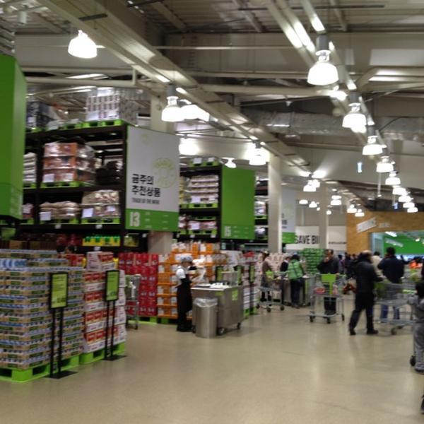 Photo taken at 이마트 트레이더스 (E-mart Traders) by Mia S. on 11/18/2012-京畿道龙仁兴区2457易买得超市 Photo taken at 이마트 트레이더스 (E-mart Traders) by Mia S. on 11/18/2012