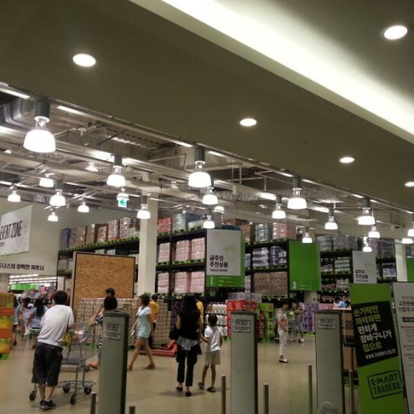 Photo taken at 이마트 트레이더스 (E-mart Traders) by 철민 문. on 9/1/2012-京畿道龙仁兴区2457易买得超市 Photo taken at 이마트 트레이더스 (E-mart Traders) by 철민 문. on 9/1/2012