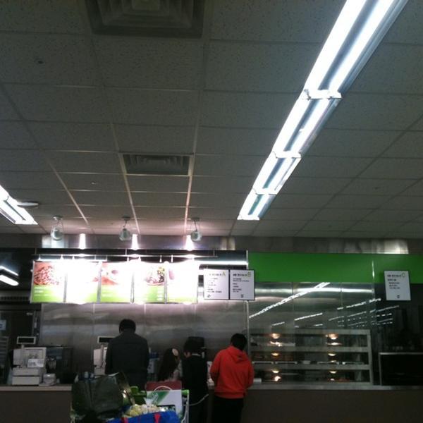 Photo taken at 이마트 트레이더스 (E-mart Traders) by lucy k. on 4/3/2011-京畿道龙仁兴区2457易买得超市 Photo taken at 이마트 트레이더스 (E-mart Traders) by lucy k. on 4/3/2011