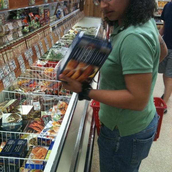 Photo taken at Trader Joe's by Pon L. on 4/5/2012-加利福尼亚州雷德兰兹橘子大街552号(在珍珠街和斯图亚特街之间) Photo taken at Trader Joe's by Pon L. on 4/5/2012