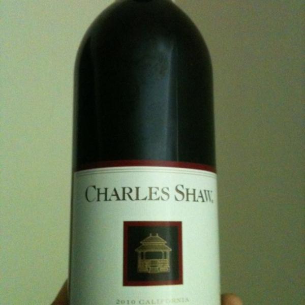 Photo taken at Trader Joe's by Pon L. on 10/8/2011-加利福尼亚州雷德兰兹橘子大街552号(在珍珠街和斯图亚特街之间) Photo taken at Trader Joe's by Pon L. on 10/8/2011