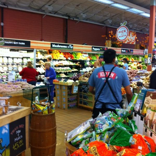 Photo taken at Whole Foods Market by Gracie E. on 9/18/2011-加尼福尼亚蒙特雷德尔蒙特康涅狄格800(在穆拉斯大道) Photo taken at Whole Foods Market by Gracie E. on 9/18/2011