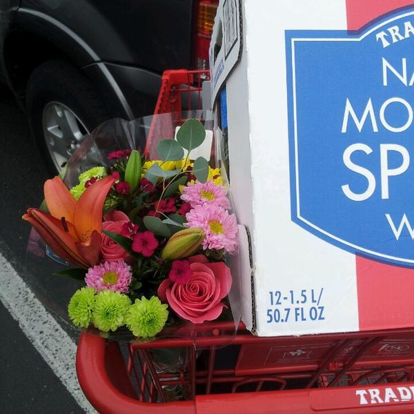 Photo taken at Trader Joe's by Cher L. on 4/3/2013-奥勒冈比弗顿西南比佛顿希尔斯代尔高速公路11753 (申银万国朗伯德大街) Photo taken at Trader Joe's by Cher L. on 4/3/2013