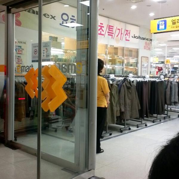 Photo taken at 이마트 (e-mart) by 종민 김. on 9/22/2012-京畿道高阳市义山区1124易买得超市 Photo taken at 이마트 (e-mart) by 종민 김. on 9/22/2012