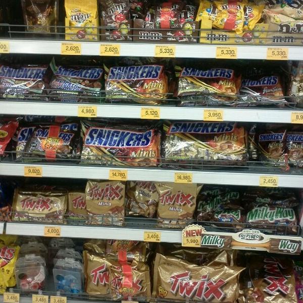 Photo taken at 이마트 (e-mart) by 종민 김. on 8/22/2012-京畿道高阳市义山区1124易买得超市 Photo taken at 이마트 (e-mart) by 종민 김. on 8/22/2012