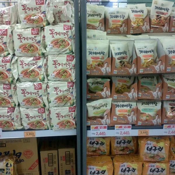 Photo taken at 이마트 (e-mart) by 종민 김. on 8/27/2012-京畿道高阳市义山区1124易买得超市 Photo taken at 이마트 (e-mart) by 종민 김. on 8/27/2012