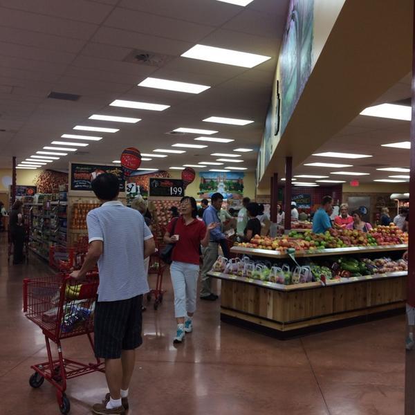 Photo taken at Trader Joe's by Robert B. on 10/12/2013-佛罗里达州塔拉赫西市托马斯维尔路3425号 Photo taken at Trader Joe's by Robert B. on 10/12/2013